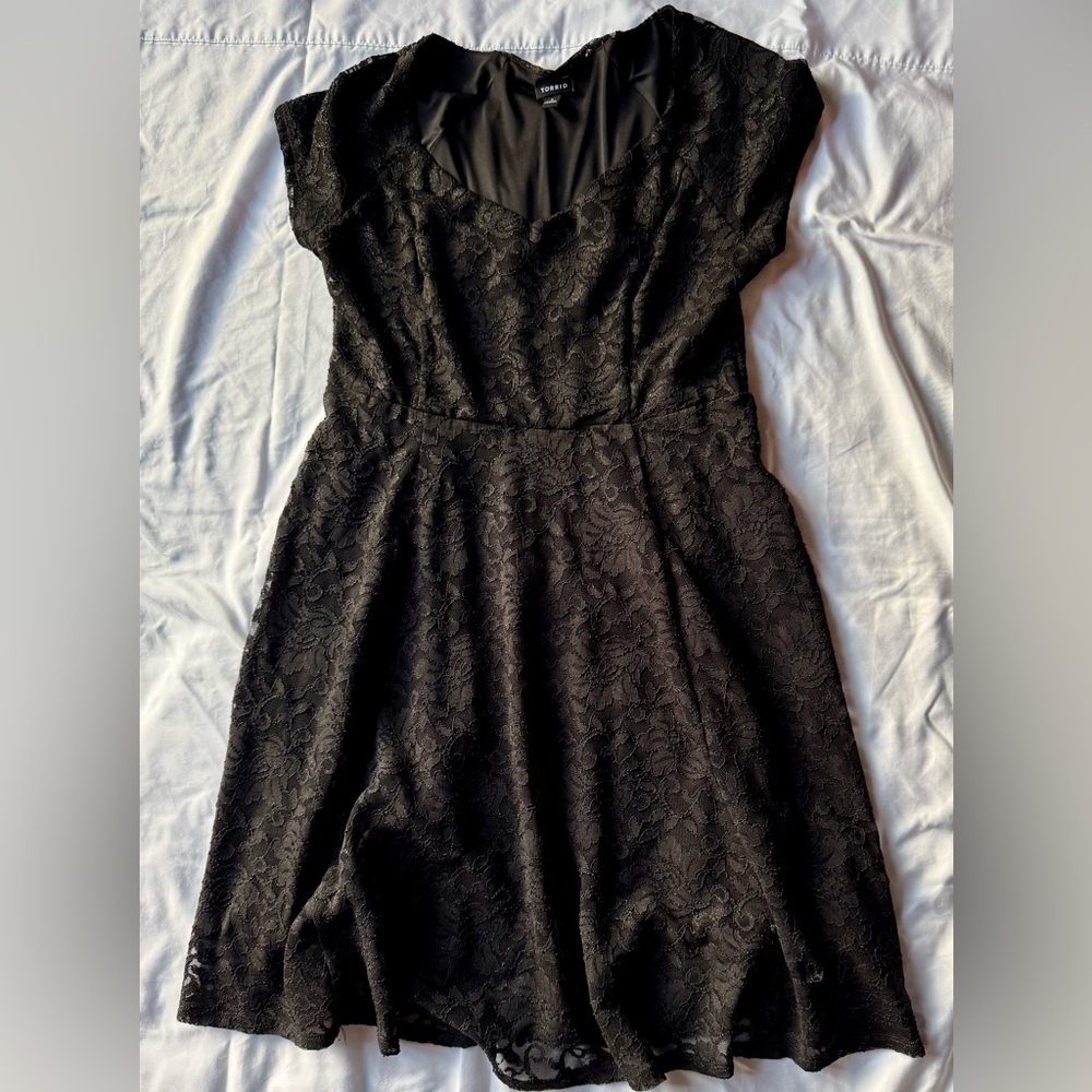 Torrid Black Lace Dress Size 1 Gold Thread Fit & Flare Elegant